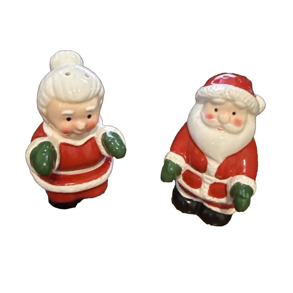 Cracker Barrel Santa & Mrs. Claus - Salt and Pepper Shakers Hugging